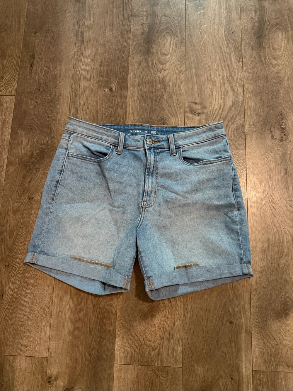 Old Navy High Rise WOW Denim Shorts Women’s Size 12 Light Wash Rolled Cuff